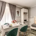 Spanish Step Dream Suites & Cozy Casa