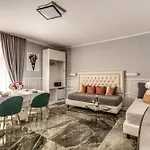Spanish Step Dream Suites & Cozy Casa